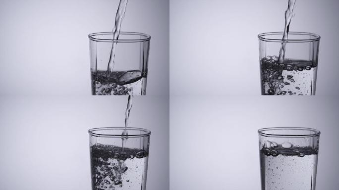 把水倒进杯子里。