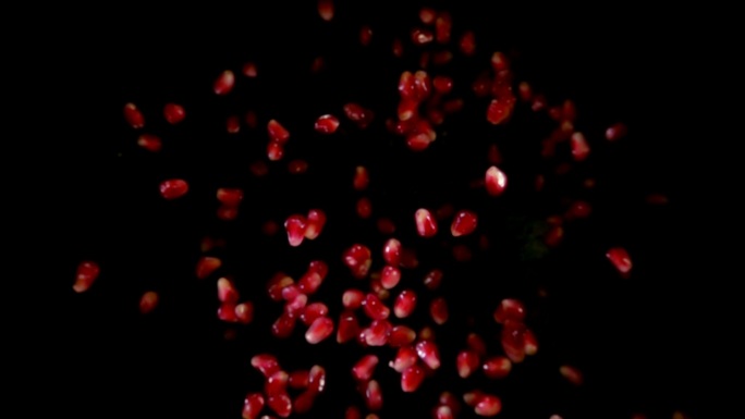 红色成熟的石榴石颗粒在镜头前反弹
