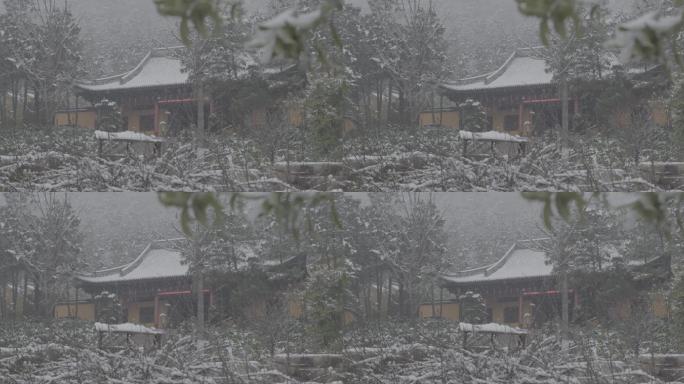大雪中的寺庙建筑
