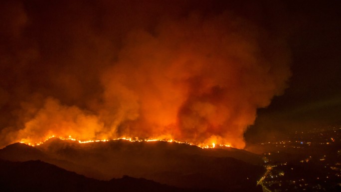 加州野火在夜间蔓延