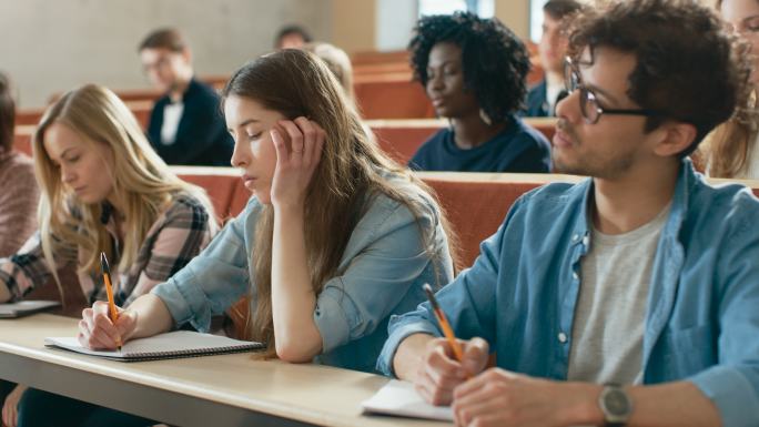 学生在教室里认真记笔记