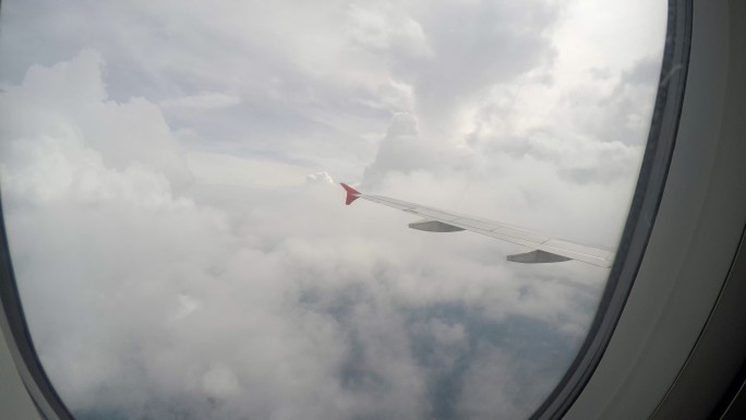 从飞机窗口俯瞰云层