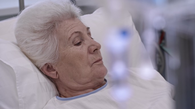 老年妇女接受静脉输液治疗