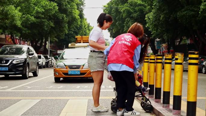 社区志愿者帮助路人