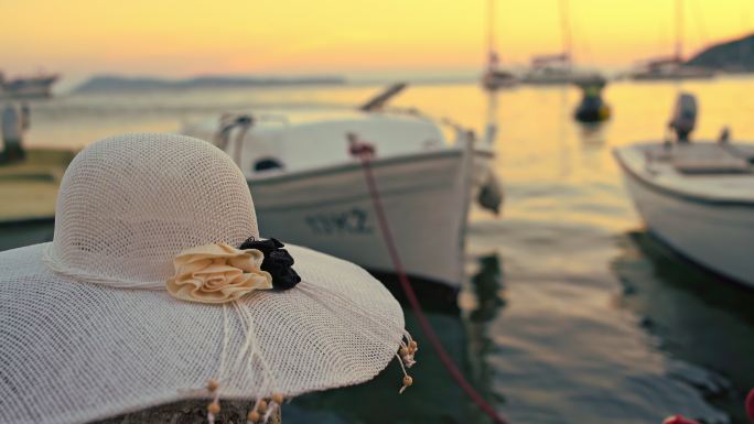 日落时码头上的一顶帽子