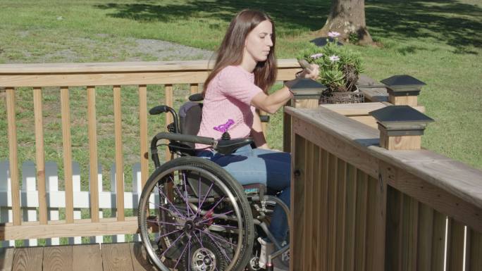 坐着轮椅的女人在花园做园艺