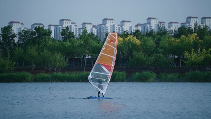 一个人乘着帆船海上行驶