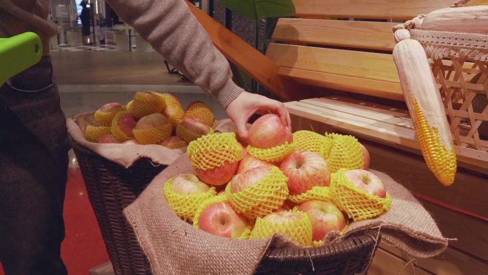 挑选苹果买水果