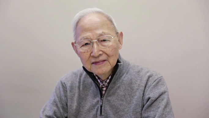 一位90岁老人的肖像。
