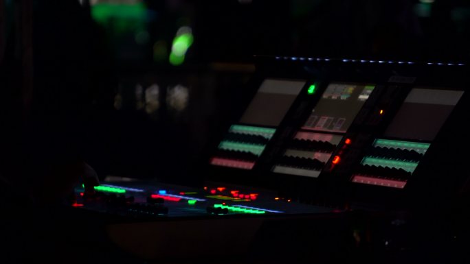 黑暗中的舞台音频控制面板