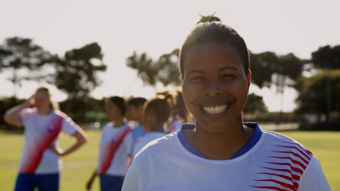 女足球运动员在镜头前微笑