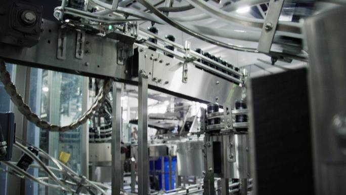 自动罐装机运输铝罐与输送带在室内生产设施