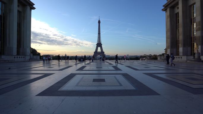 巴黎黎明时分的埃菲尔铁塔