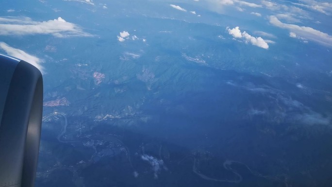 飞机上外面的山脉