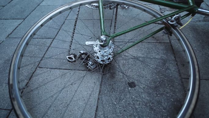 自行车轮在地上转动