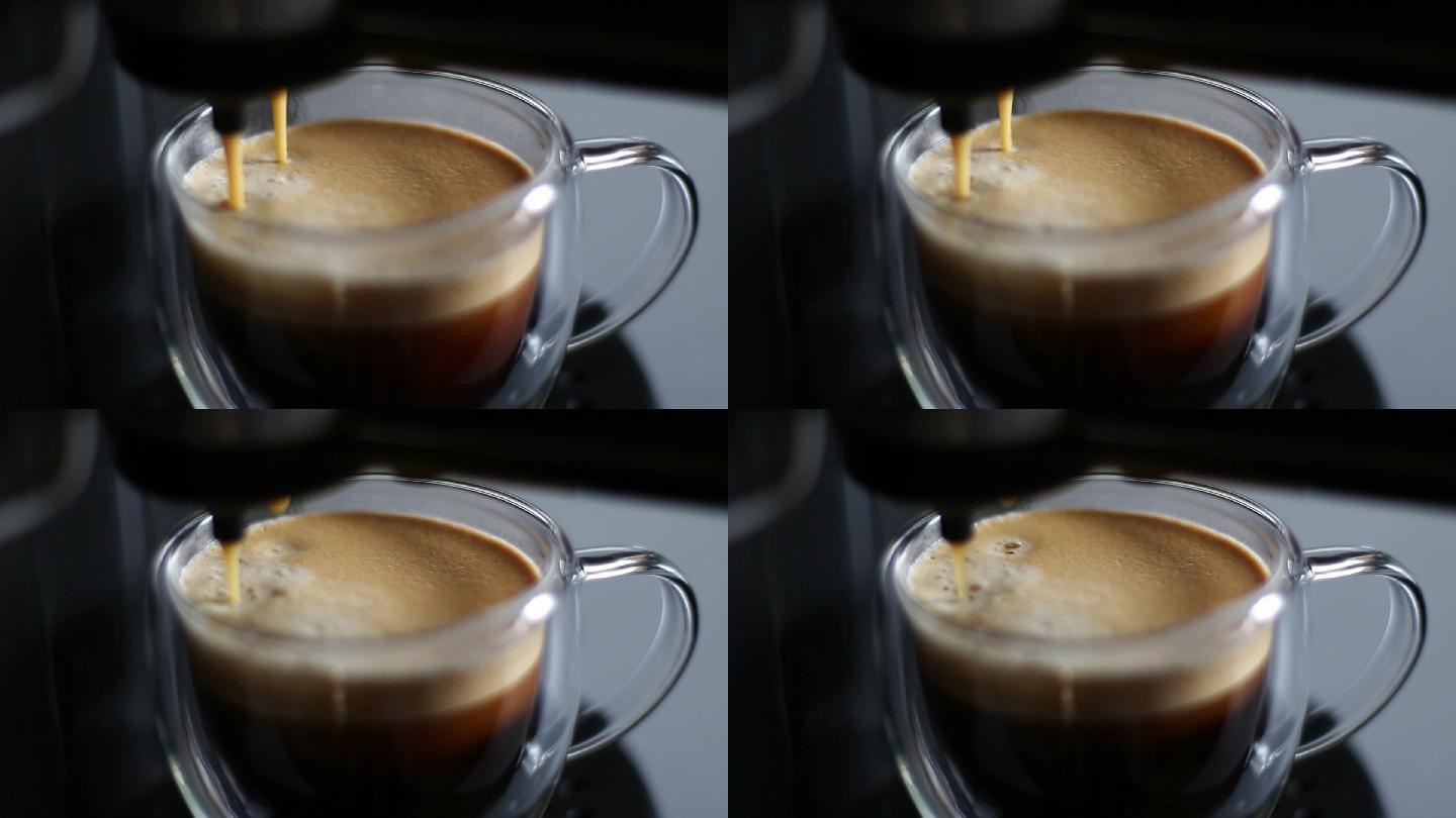 咖啡机把咖啡倒进杯子里