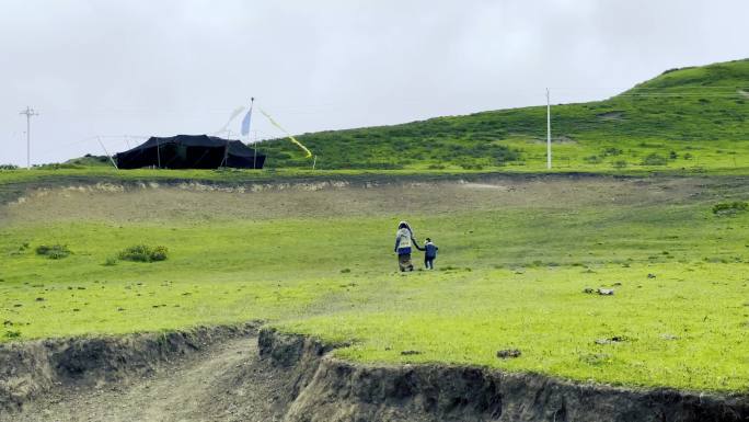 草原母子回家越野车