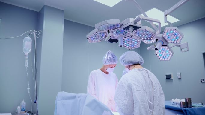 医疗队在明亮的现代化手术室进行外科手术