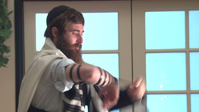 一位犹太教教士戴上了他装备