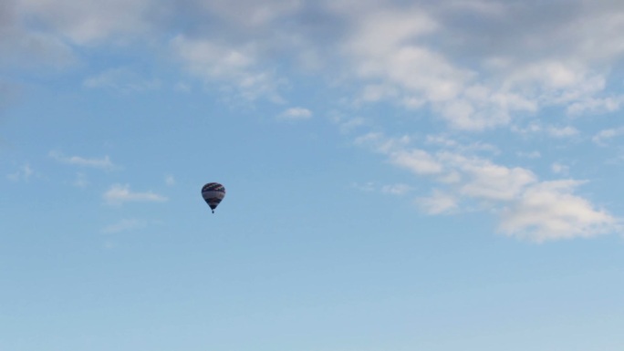 热气球在蓝天上飞翔