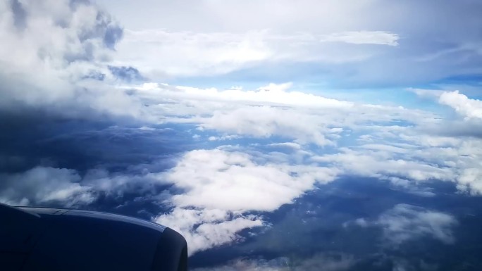 飞机遇到气流延时从蓝天变乌云