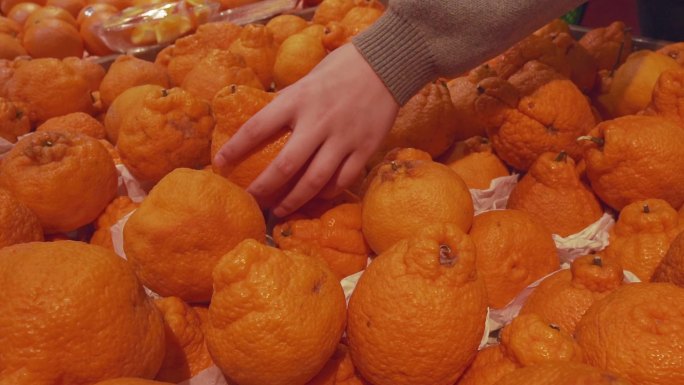 女人挑选橙子橘子买水果