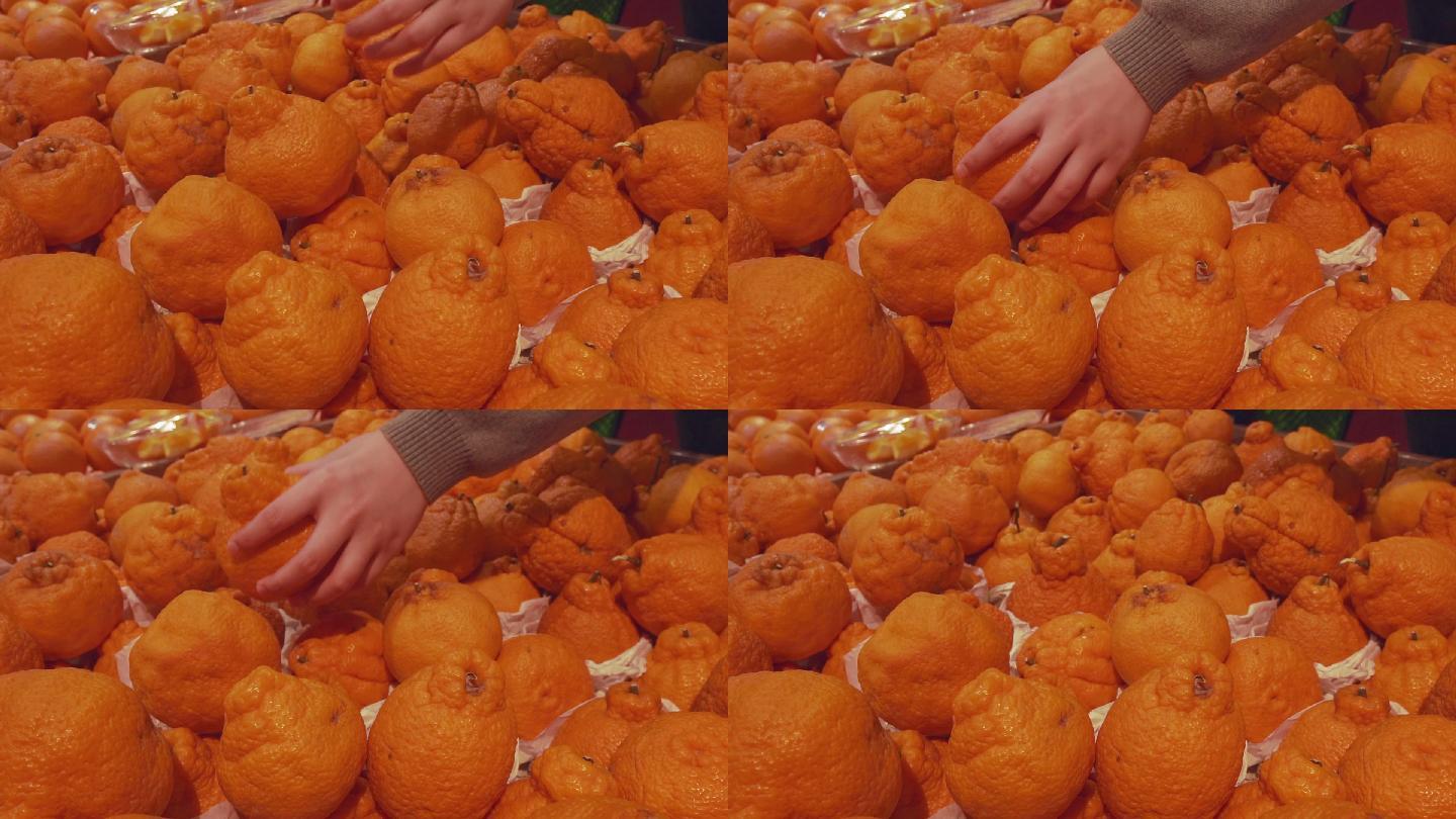 女人挑选橙子橘子买水果