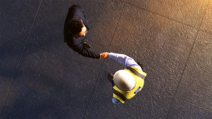 工程师客户握手在顶楼机场