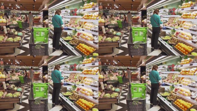 女人超市购物买水果