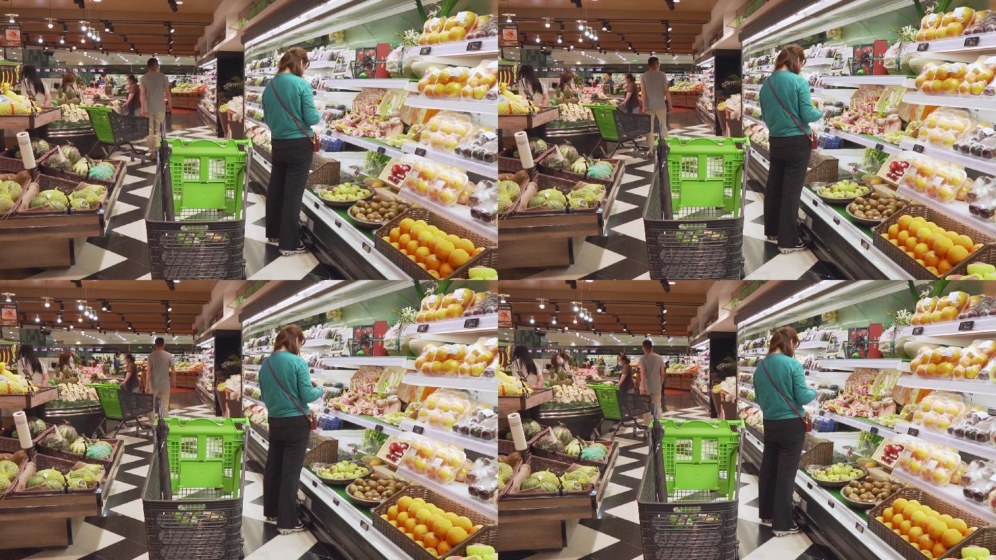 女人超市购物买水果