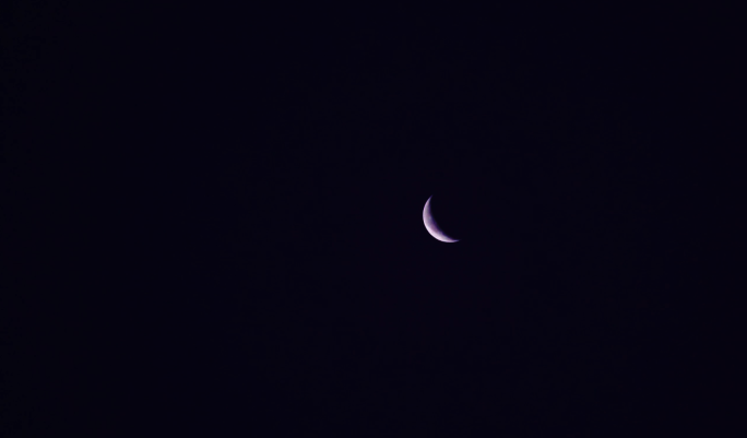 夜晚的月亮弯弯的月亮