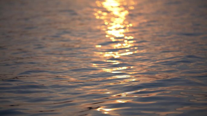 夕阳下波光粼粼的湖面