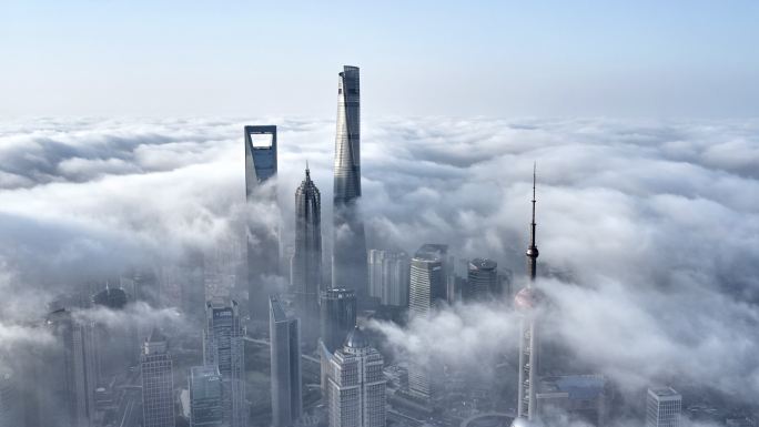 浓雾中的上海天际线鸟瞰图