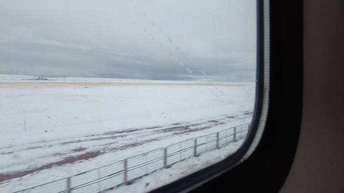 雪山雪原火车车窗窗外