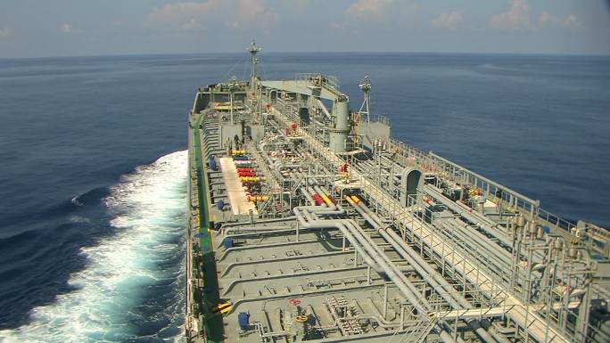 油轮从波斯湾装载石油。
