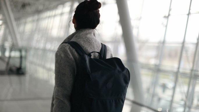 抵达机场背影女性独行