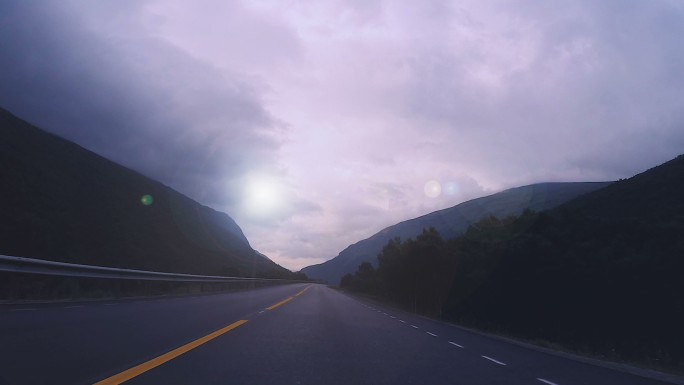 驾车穿越挪威山谷