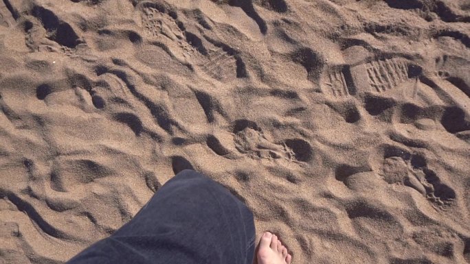 沙滩赤脚走路