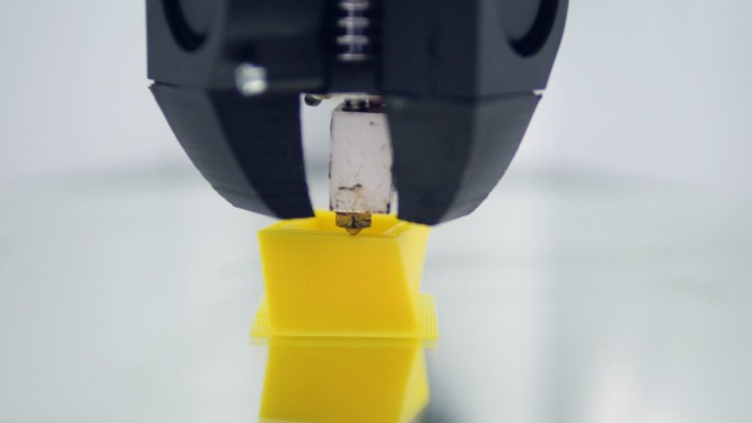在3D打印机上使用塑料丝进行打印