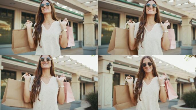 微笑着拎着购物袋散步的女人