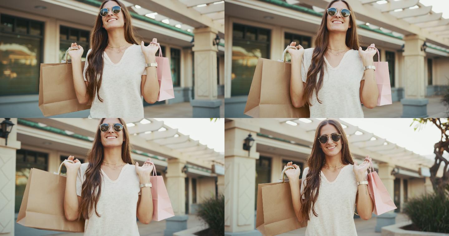 微笑着拎着购物袋散步的女人