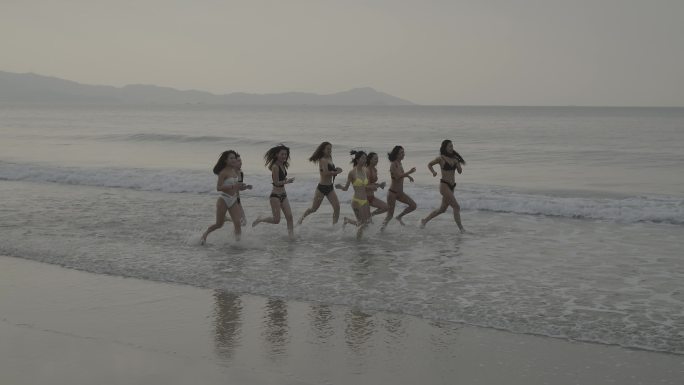 美女在海滩跑步