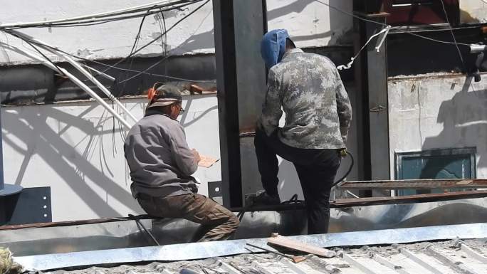 焊接吊车老式安全帽工人彩钢房