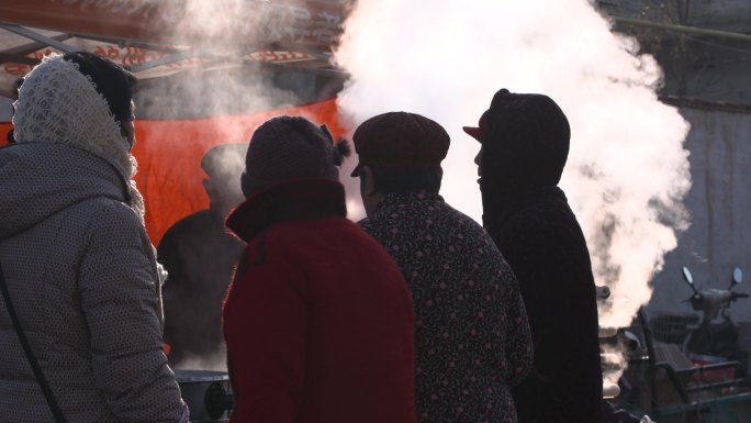 春节来临山东农村人赶大集置办年货