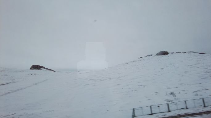 雪山火车窗外风景