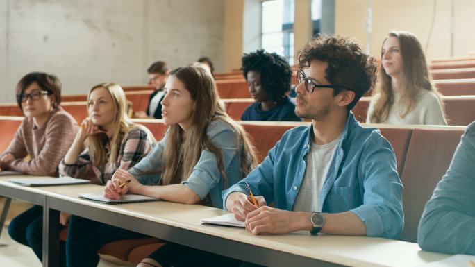 学生听讲座并做笔记