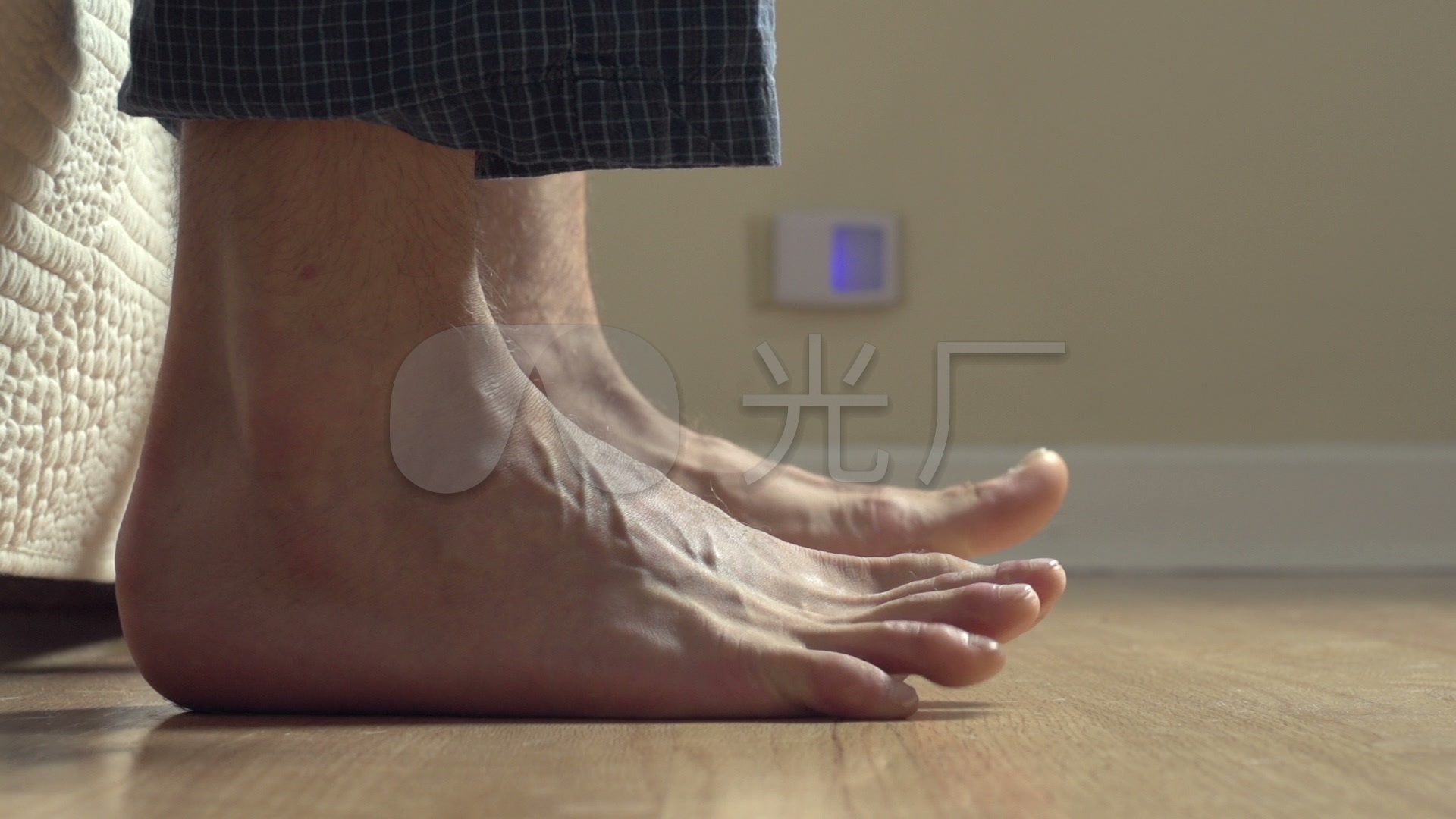 特写镜头从床上爬起来,脚踩在地板上