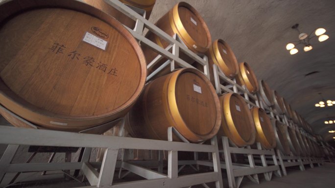 酒窖橡木桶珍藏葡萄酒