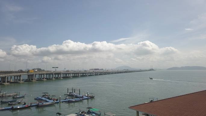 槟城大桥鸟瞰图蓝天白云航拍跨海大桥中国基