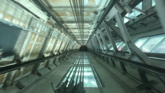 大厦电梯井下行隧道穿梭空境